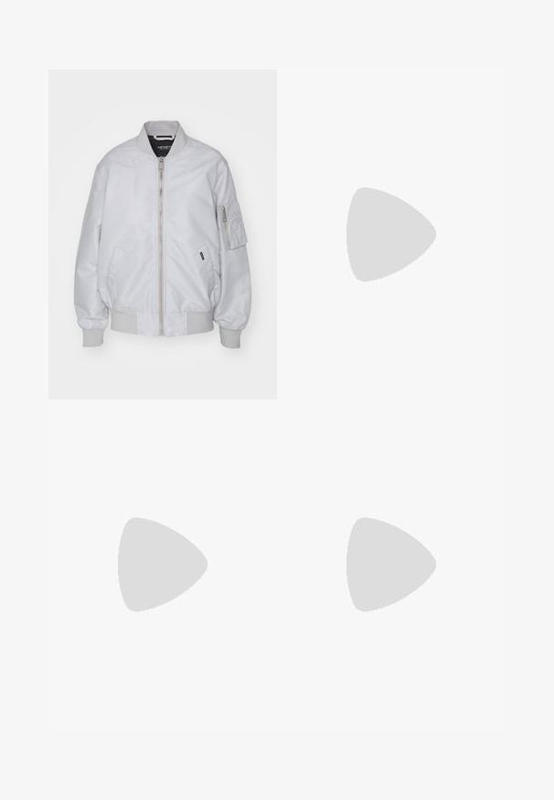 Carhartt WIP OTLEY - Blouson Bomber - sonic silver; Trois débardeurs sans manches en bleu, noir et blanc. Le tissu est côtelé avec un col rond. Chaque débardeur a une étiquette portant la mention « even&odd ». ; Jean en denim bleu avec une coupe décontractée, taille haute, design à cinq poches et accents de couture. Dispose d'une fermeture par bouton et fermeture éclair.; Baskets Nike blanches et argentées avec tissu en maille, accents réfléchissants et semelle beige. Portées avec des chaussettes noires, se tenant sur une surface bleue.