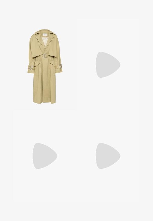 Gestuz SOURI - Trenčkot - dark yellow/beige; Černý krátký rukáv top vyrobený z elastického materiálu, s přiléhavým střihem a na bocích s nařasením. Hladký povrch, klasický tvar.; Široké kalhoty z krémové látky s hladkým povrchem, s jediným předním knoflíkem, jemnými skladbami a vysokým pasem.; Bílé slingback podpatky se špičatou špičkou, s hladkým svrškem, jemnými výřezy a nízkým blokovým podpatkem. Černá podrážka zvýrazňuje design.; Černé oversized sluneční brýle s hnědými skly, které mají široké, úhlové rámy a rovné nožičky. Hladký lesklý povrch, minimální hardware.; Černá kožená taška přes rameno s měkkým, volným designem, širokými uchy a hladkým povrchem. Žádné viditelné kovové doplňky nebo ozdoby.