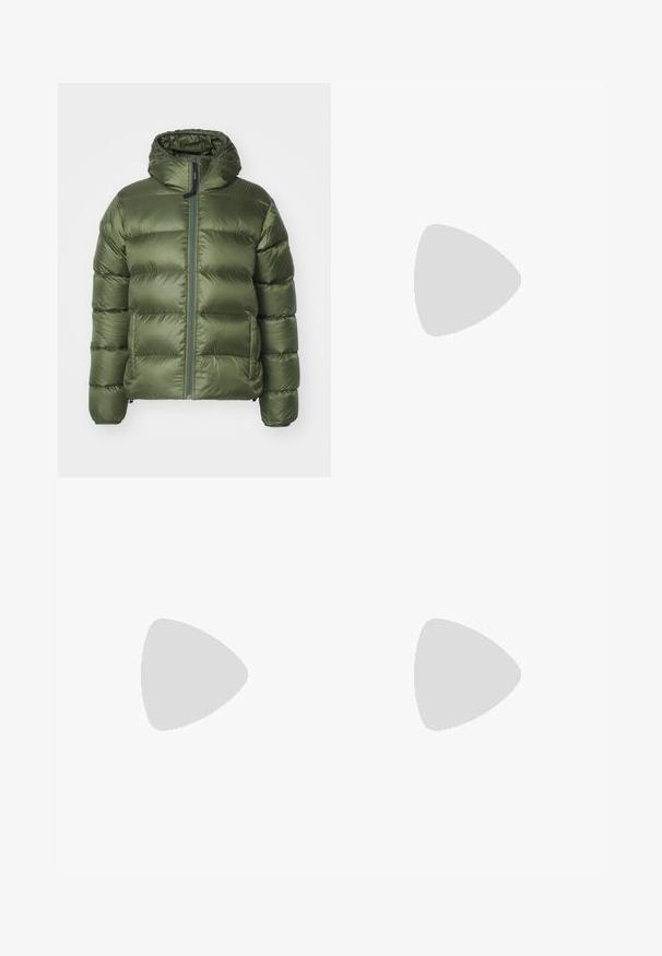 ASPESI BUDD - Gewatteerde jas - verdone/dark green; Navyblauwe katoenen t-shirt met ronde hals en korte mouwen, met een gladde textuur en eenvoudig ontwerp, zonder zichtbare patronen of accenten.; Lichtblauwe denim jeans met een slim fit, vijf zakken en een rechte pijp. Voorzien van een rits en riemlussen. Zachte textuur.; Zwarte leren instappers met een gladde textuur, ronde neus en een decoratieve band over de wreef. Lage, gestapelde hak en minimalistisch ontwerp.; Zwarte rechthoekige zonnebril met donkere lenzen, een dik plastic montuur, gouden accenten op de veren en het merkembleem gegraveerd op de arm.