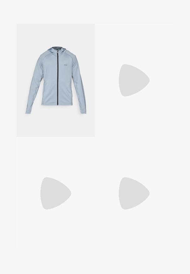 Haut de hoodie zippé bleu clair en tissu doux. Comprend une fermeture éclair à l'avant, des poches latérales et un accent noir sur la fermeture éclair. Logo sur la poitrine.; T-shirt de sport noir à manches courtes, fabriqué en tissu extensible à évacuation de l'humidité. Il possède un col rond et un petit logo blanc sur la poitrine.; Pantalons de sport noirs avec une texture lisse, coupe slim, taille élastique et poches latérales. Présente un petit logo sur la cuisse gauche.; Baskets de sport noires et grises avec un empeigne en maille, des accents réfléchissants et un intermédiaire blanc. Comprend une semelle extérieure en caoutchouc texturé et des lacets.