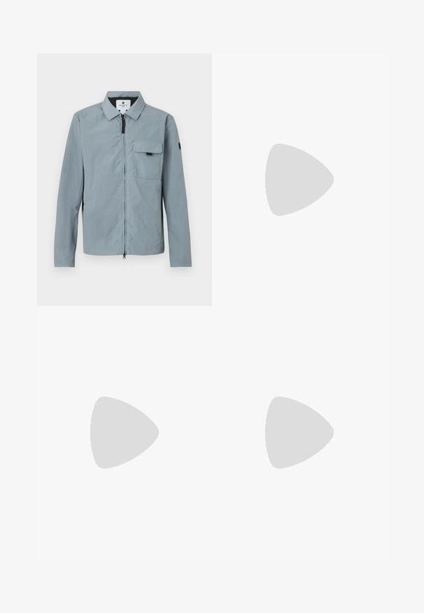 Jachetă lungă cu mânecă lungă, de culoare albastru deschis, cu guler, fermoar frontal și un buzunar pe piept. Dispune de un accent negru pe brațul stâng. Textură netedă.; Tricou negru cu mânecă scurtă și gât rotund, având un mic logo alb "Filling Pieces" pe partea stângă a pieptului.; Șorturi negre de înot cu un model floral lucios în gri deschis. Talie elastică cu șnur și detaliu logo în partea dreaptă jos.; Sneakers din piele albă cu un finisaj neted, vârf rotund, șireturi plate și o talpă texturată. Prezintă un logo subtil pe călcâi.