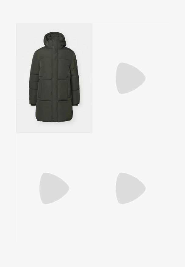 Mørkegrøn foret parka med hætte, der har lynlås og knaplukning, to forlommer og en quiltet tekstur.; Fem t-shirts arrangeret i gradientfarver: beige, olivengrøn, brun, mørkeblå og sort. Lavet af blød bomuld med korte ærmer og rund hals.; Lyseblå denimjeans med falmet finish, diskret slid ved knæene, lige ben-design, fem-lommers stil og metalknaplukning.; Brune læder Chelsea støvle med elastiske sidepaneler, struktureret hæl og kontrastgule syninger. Har en trækflap for nem påklædning.