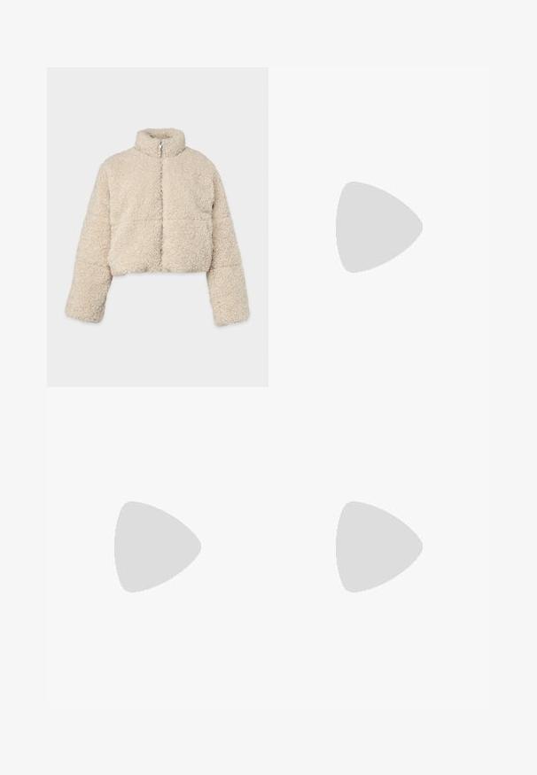 Zkrácená béžová bunda vyrobená z texturovaného, měkkého materiálu s vysokým límcem a zapínáním na přední zip. Má dlouhé rukávy a žádný viditelný vzor.; Černé dlouhé rukávy tričko vyrobené z žebrované tkaniny. Má kulatý výstřih a přiléhavý střih. Jednoduchý design bez vzorů nebo akcentů.; Černé zvonové kalhoty vyrobené z elastického materiálu, s vysokým pasem a hladkou texturou. Kalhoty se rozšiřují od kolene.; Černé kotníkové boty z hladké kůže s špičatou špičkou a krátkým tenkým podpatkem. Mají bezproblémový design a jemné zdobení švy.