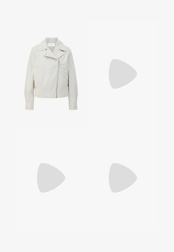 Lichtbeige cropped jack met een brede kraag, asymmetrische rits en zijzakken. Gemaakt van gladde, lichte stof met een matte afwerking.; Witte linnen top met verstelbare bandjes en een diepe V-hals. Bevat gerimpelde accenten bij de buste, met een losse pasvorm en een trekkoord onderaan.; Witte linnen shorts met een elastische tailleband, met een losse pasvorm en een licht gebogen zoom aan de onderranden. Zachte, ademende textuur.; Bershka HIGH-HEEL - Cowboy-/Bikerlaarzen - beige; Ronde, bruin getinte zonnebril met een glanzend bordeauxrood frame. Slanke pootjes met subtiele merkdetails. Vlakke lensontwerp.