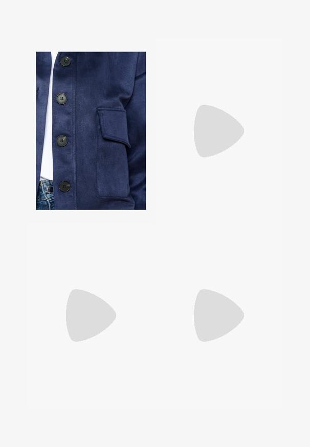 Tume sinine jakk, mis on valmistatud siledast kangast, mustade nuppudega, klapiga taskuga ja kerge läikega, nuppudega esiosa disainiga.; Heledsinine denim särk pika varrukaga, terava krae, kahe rinnatasku ja kontrastsete õmblustega. Omab läänest inspireeritud kätetõusu disaini.; Heledad teksapüksid helesinisena, millel on viis taskut, tõmblukk ja nööpkinnitus. Varrukad on lõdvenenud ja servad on kulunud.; Mustad musta lakknahk kingad, millel on terav varvas ja geomeetriline plokkkonts. Omab elegantselt minimalistlikku disaini ja sujuvat tekstuuri.; Suur beežist kangast kott pruunide nahkrihmadega, millel on minimaalne disain ja nähtavad õmblusaktsendid.