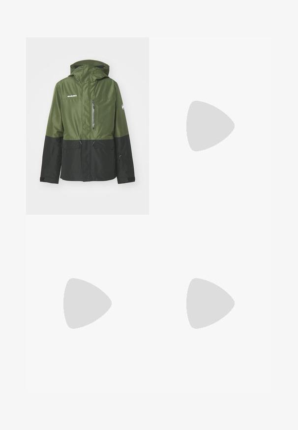 Mammut FALL LINE THERMO HOODED JACKET MEN - Jachetă schi - dark marsh/black; Cămașă albă cu mânecă lungă, cu guler rotund, dintr-un material texturat, logo negru pe umărul stâng și branding subtil în partea de jos.; Pantaloni negri de exterior cu buzunar pe coapsă cu fermoar, talie elastică și material neted, rezistent la apă. Design curat, fără logouri vizibile.; Adidași de alergare verzi Hoka cu upper din Gore-Tex, accente texturate, șireturi elaste și talpă groasă bej cu logo-ul Vibram.
