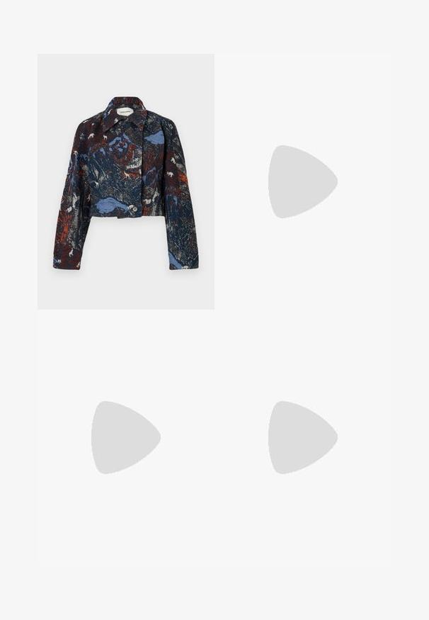 Henrik Vibskov DARTBI JACKET - Viegla jaka - gobelin goats; Gai zila garām piedurknēm pogājama krekla ar norādītu apkakli un krūšu kabatu, izlikts uz balta fona.; Melnas paplašinātas bikses ar gludu tekstūru, pielāgotu jostasvietu un priekšējām kabatām, veidotas ar elegantu, mūsdienīgu siluetu.; Melnas ādas augstpapēžu sandales ar potītes siksniņu. Ievērojama kvadrāta formas purngala, gluda tekstūra un kvadrātveida bloka papēdis, kas rotāts ar sudraba kniedēm.