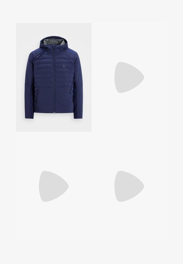 Casaco acolchoado azul-marinho com capuz, fecho na frente, bolsos laterais com zíper, patch RLX no ombro e logótipo bordado no peito.; Camisola de manga longa branca feita de algodão. Apresenta um decote redondo, punhos canelados e um pequeno logótipo de polo azul-marinho no lado esquerdo do peito.; Chinos de algodão bege com frente plana, passantes para cinto e bolsos laterais. Design de perna reta com uma textura suave e uma sensação leve e respirável.; Sapatilhas de couro brancas, design de cano baixo, com textura suave, biqueira redonda, atacadores à frente e um pequeno logótipo bordado na lateral.