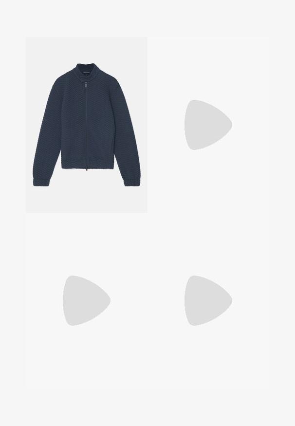 Emporio Armani BLOUSON - Veste légère - blu navy; T-shirt blanc à manches courtes en coton avec un col en V, présentant un logo noir "FILLING PIECES" imprimé sur le côté gauche.; Pantalon léger couleur crème avec une taille élastique, design à jambe droite et texture subtile. Ne présente pas de poches visibles.; Baskets blanches avec une finition en cuir texturé, bout arrondi et accent noir au talon. Semelle en caoutchouc avec un petit motif de sculpture et des détails cousus.