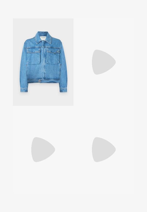 Sinine teksajope, millel on kraega kaelus, pikad varrukad, kaks esimest taskut ja allosas nööpidega kinnine. Sile tekstuur ja klassikaline disain.; Valge puuvillane t-särk lühikeste varrukatega, ümmargune kaelus ja peene Levi'si logo trükituna keskel. Pehme tekstuur ja standardne istuvus.; Tumedad sinised teksad sirge lõikega, viie taskuga, kontrastsete oranžide õmblustega ja nööpide kinnitusega. Ilma nähtavate mustrite või kaunistusteta.; Must musta kleitjalats ümarate varvastega, paeltega disain ja madal virnastatud konts. Sile tekstuur minimaalsete õmblustega.