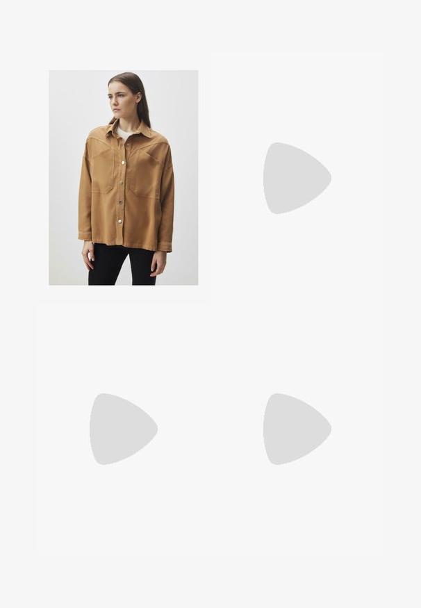 Jimmy Key LOOSE FIT - Cappotto corto - camel; Due top in maglia senza maniche, a collo alto, in nero e bianco, con un design aderente e una superficie liscia, di lunghezza cropped.; Pantaloni neri a gamba larga realizzati in tessuto leggero, caratterizzati da una chiusura frontale con bottone e frontale piatto, con orli cuciti con precisione.; Scarpe sportive con tomaia in pelle bianca, punta in suede grigia e tre strisce nere. Presentano un logo blu sulla linguetta e una suola in gomma testurizzata.