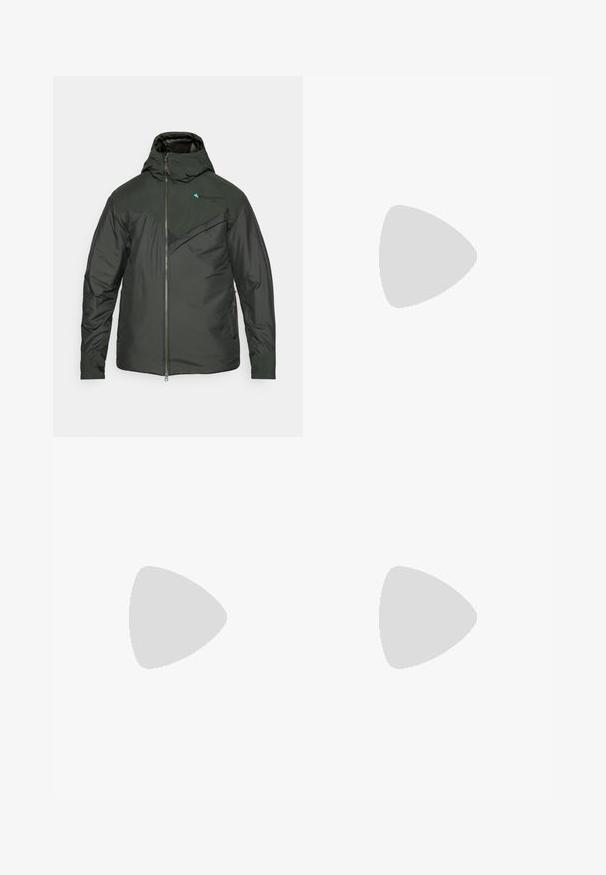 Tumši zaļš pildīts samta apģērbs ar kapuci, ar rāvējslēdzēju priekšpusē, teksturētu krūšu paneļa un kontrastējošiem akcentiem uz pleciem un logo.; Bez piedurknēm, tumši pelēks sporta topiņš, izgatavots no teksturēta auduma, ar apaļu kakla izgriezumu un mazu logotipa akcentu priekšā.; Viegls, pelēks sporta bikses ar melniem akcentiem. Elastīga josta, ar auklu aizdare, sašaurināts kāju dizains un sānu kabatas.; Melnas sporta kurpes ar teksturētu augšdaļu, sarkanām auklām un logotipu. Bieza zole ar rakstainu protektoru, lai nodrošinātu saķeri. Minimālisma dizains, sānu skats.