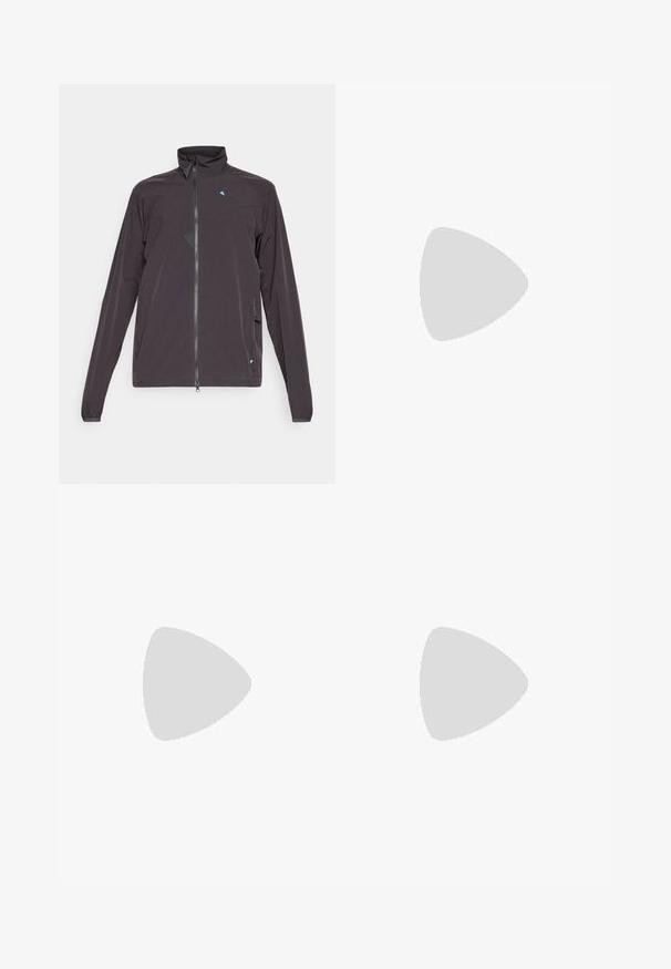 Donkergrijze jas met een hoge kraag, lange mouwen, ritssluiting aan de voorkant en een driehoekige accent in blauw op de borst. Voorzien van zijzakken.; Zwarte T-shirt met korte mouwen, gemaakt van lichtgewicht stof. Bevat een klein wit logo op de linkerborst en verfijnde schouderaccenten.; Zwarte sportieve broek gemaakt van lichtgewicht stof, met een trekkoord in de taille, zijzakken en taps toelopende boorden bij de enkels.; Zwarte trailrunning schoen met een gestructureerde bovenkant, rubberen zool en versterkte neus. Voorzien van een gevoerde kraag en een trekhaak voor eenvoudig aan- en uittrekken.