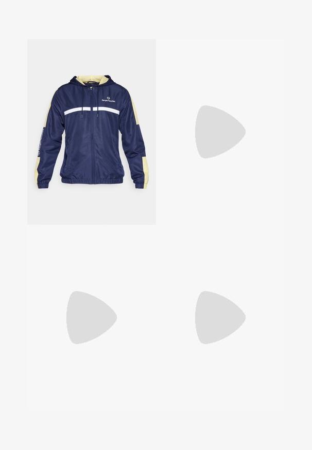 Chaqueta corta de marinero con capucha y mangas amarillas. Cuenta con franjas blancas en el pecho. Cierre con cremallera, capucha ajustable con cordón.; Camiseta de algodón negra con cuello redondo, mangas cortas y un pequeño logo de cocodrilo verde en el lado izquierdo del pecho. Textura suave, diseño casual.; Pantalones de chándal blancos con cintura elástica, que cuentan con franjas laterales negras y puños. Hechos de un tejido suave con una textura lisa.; Zapatilla deportiva negra con una parte superior texturizada, tres franjas horizontales y una suela blanca con un dibujo en su superficie. Diseño ligero y aerodinámico.