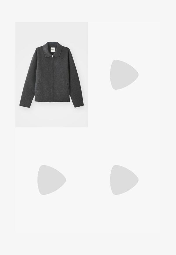 Grau melierte Wolle-Jacke mit Kragen, Frontreißverschluss und zwei Seitentaschen. Hat eine lockere Passform mit leicht schmaler werdenden Ärmeln.; Blau gestreiftes T-Shirt aus Baumwolle mit kurzen Ärmeln und Rundhalsausschnitt. "LEVI'S"-Logo in Gelb über dem Text "The Original" auf der Brust.; Schwarze Hosen aus strapazierfähigem Stoff, mit geradem Bein, genähten Akzenten und zwei vorderen Taschen für Funktionalität.; Schwarze Sneakers mit einer strukturierten, krokodilPrägung aus Leder, runder Zehenpartie und einer kontrastierenden weißen Gummisohle mit glatter Oberfläche.