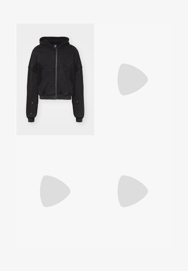 Atelier de roupa SNUG JACKET UNISEX - Fleecejacke - black; Gelbes Kurzarmtrikot mit strukturiertem Rippstoff, schwarzen Akzenten, dem Wappen des FC Barcelona und dem Spotify-Logo auf der Vorderseite.; Hellblaue Jeans aus Denim mit geradem Bein, ausgestattet mit einer mittelhohen Taille, fünf Taschen sowie einem Knopf- und Reißverschluss.; Schwarze Lederloafers mit einem fransenverzierten Akzent, ausgestattet mit einer robusten schwarzen Sohle und gelber Naht entlang der Kante. Texturierte Oberfläche.; Dreischichtige Halskette aus Silbermetall mit schlanken, flexiblen Ketten mit leichtem Glanz, gesichert mit einem Karabinerverschluss und verstellbarer Kette.
