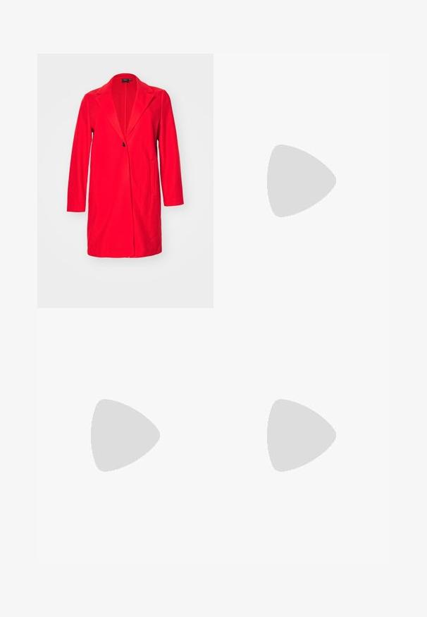 Pardesiu lung roșu cu guler tip rever, închidere cu un singur nasture și două buzunare frontale. Fabricat dintr-un material neted, cu o croială ajustată.; Tricou scurt negru cu mânecă scurtă și guler rotund, realizat dintr-un material de bumbac moale. Design simplu, fără logo-uri sau modele vizibile.; Pantaloni albi cu dungi înguste, cu un design cu picior drept, confecționați dintr-un material ușor. Prezintă pliseuri în față și un talie tradițională.; Pantofi cu toc slingback din piele roșie lacuită, cu vârf ascutit, două curele cu cataramă și un toc subțire, de înălțime medie. Textură netedă.