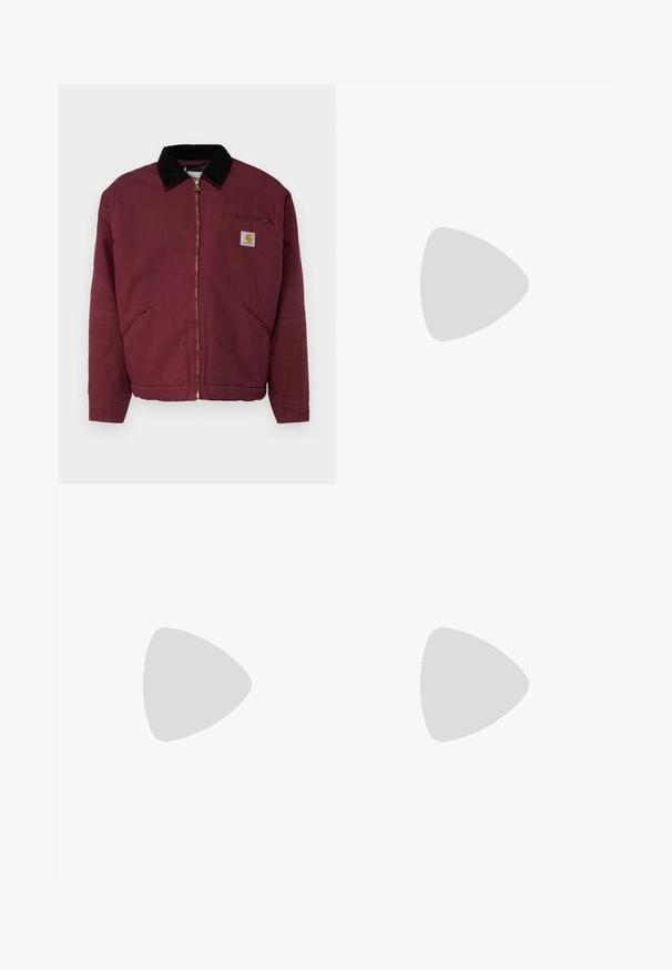 Carhartt WIP DETROIT JACKET - Zimska jakna - malbec/black aged; Bela bomba iz bombaža s kratkimi rokavi in okroglo ovratnikom. Ima majhen, diskreten Nike logotip na prsih in stranski etiket.; Bež hlače iz bombaža s ravnim krojem, ki imajo dva sprednja žepa in dva zadrževalna okrasna dodatka. Izpostavljeni so zlati dodatki.; Bela usnjena športna obutev z zelenim Nike logotipom, okrogla konica, ravna podplat, v kombinaciji z svetlo modrimi kavbojkami, prikazana na modrem preprogu.