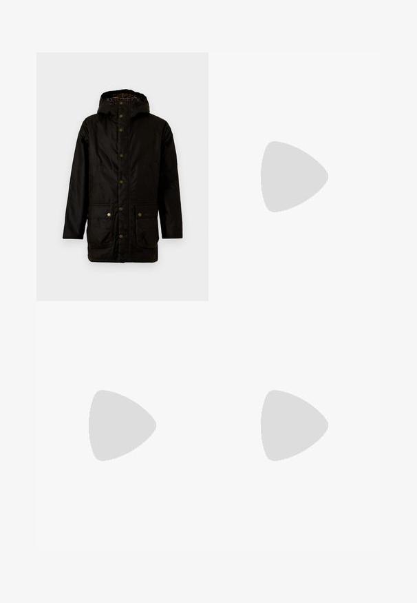 Casaco impermeável preto com capuz, apresentando botões em bronze, dois grandes bolsos frontais e um forro xadrez. Tecido durável e corte reto.; Camisa de manga longa com gola alta em algodão creme claro. Textura suave, corte relaxado, design minimalista, sem padrões ou acentos visíveis.; Calças de ganga azul claro com um design de perna reta, cinco bolsos, fecho de botão, desgaste mínimo e detalhes de costura em contraste.; Sapatilha branca com um cabedal em couro liso e de perfil baixo. Apresenta um bico redondo, seis ilhoses e uma sola de borracha texturizada.