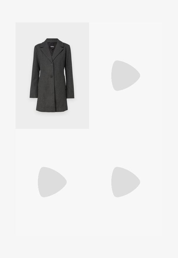 Cappotto grigio a maniche lunghe con colletto, due bottoni frontali e tasche laterali. Realizzato in materiale testurizzato con una vestibilità su misura.; T-shirt bianco in cotone con maniche corte a sbuffo, caratterizzato da piccoli dettagli argento lungo le maniche. Collo rotondo classico, vestibilità comoda.; Pantaloni neri a plissé con vita elasticizzata. Presentano gamba ampia e un tessuto liscio e texture con strisce verticali.; Pump in pelle nera con punta affusolata, cinturino alla caviglia e tacco spesso. Texture piatta, design elegante ed estetica minimalista.