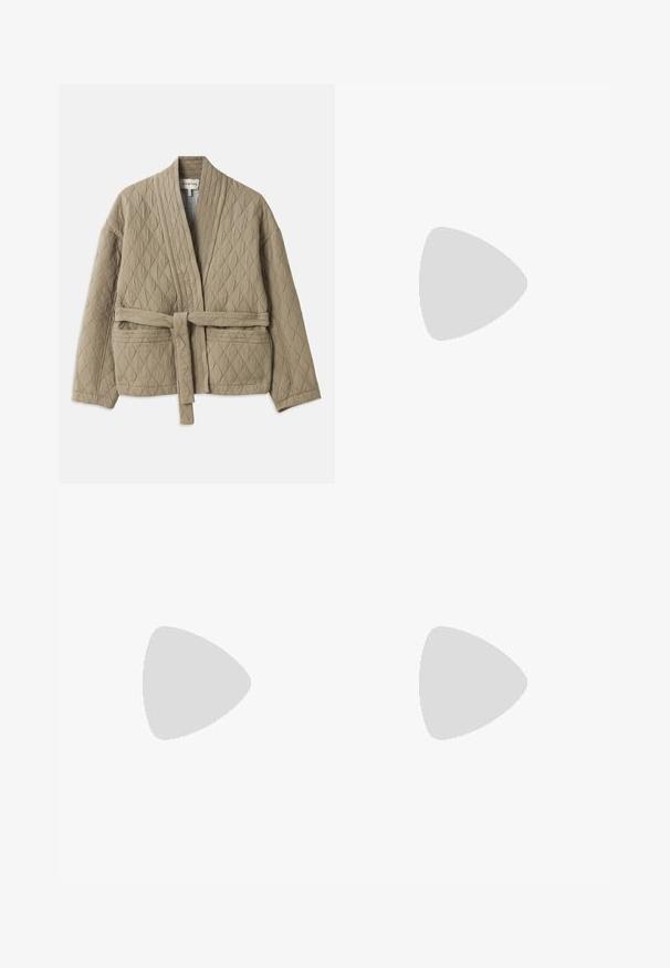 Beżowa kurtka pikowana z paskiem w talii, długimi rękawami i diagonalnym wzorem szycia. Posiada boczne kieszenie i kołnierz szalowy.; Zielono-biały sweter w paski, z luźnym krojem, szerokimi rękawami i ściągaczami. Wykonany z miękkiego, teksturowanego materiału dzianinowego.; Klasyczne niebieskie dżinsy o prostym kroju, pięć kieszeni i zapięcie na guzik. Charakteryzują się średnim odcieniem i solidną teksturą.; Białe skórzane trampki z beżowymi zamszowymi akcentami, perforowanym noskiem, płaskimi sznurowadłami i teksturowaną kremową podeszwą. Posiadają subtelne logo na pięcie.