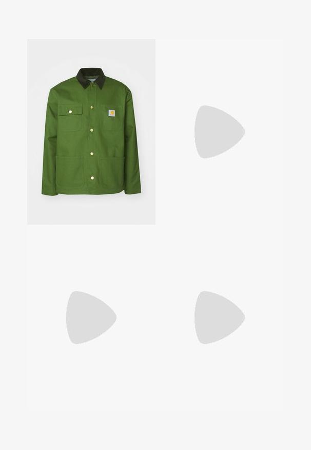 Carhartt WIP MICHIGAN - Lett jakke - tarragon/black rigid; Himmelsblå bomull T-skjorte med korte ermer, rund hals og brodert Nike-logo i en noe mørkere blåfarge på brystet.; Lyseblå, rette bukser laget av bomull. Har en frontlomme, glidelås og en enkelt metallknapp i midjen.; Marineblå Nike Air Max sneakers med overdel i ruskind og mesh, med gule detaljer, snørebånd fortil og synlig luftdæmpning i sålen.