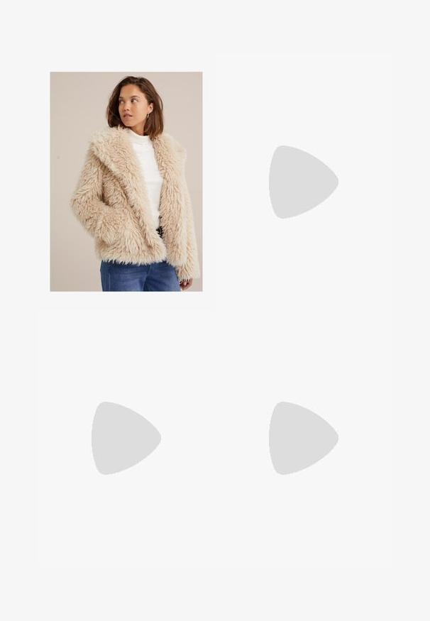 WE Fashion Zimska jakna - beige; Kratka, svetlo siva pletena pulover s visokim ovratnikom in rebrastimi manšetami, ki ima strukturne kabelske vzorce po hrbtu in straneh.; Široke hlače v svetlo bež barvi, izdelane iz gladkega materiala. Imajo klasičen pas in ravno sprednjo stran z čistimi linijami.; Rjave semiš Chelsea čizme z elastičnimi stranskimi paneli in debelim, teksturiranim platformnim podplatom. Imajo zanko na peti za lažje oblačenje.