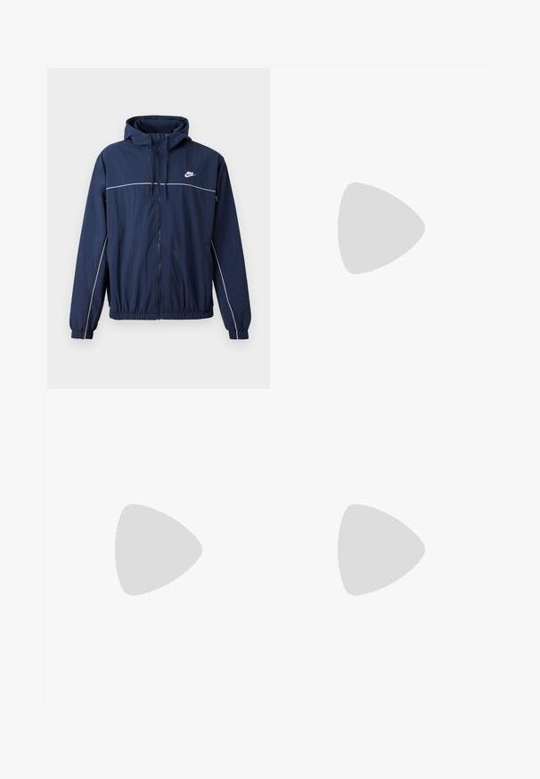 Mornarško modra jakna s kapuco in belimi poudarnimi črtami, z zadrgo, elastičnimi manšetami in pasom; vsebuje majhen Nike logotip na prsih.; Nike črna bombažna majica z klasičnim okroglim izrezom, kratkimi rokavi in subtilnim, vtisnjenim logotipom na prsih. Gladka tekstura.; Črne hlače širokega kroja iz mehkega materiala, z elastičnim pasom in vrvico za zategovanje, ter stranskimi žepi in gladko teksturo.; Črne športne čevlje z teksturirano tkanino in gumijastimi podplati, ki imajo elastične vezalke ter modre poudarke na peti. Nosi se z lahkimi denim hlačami.