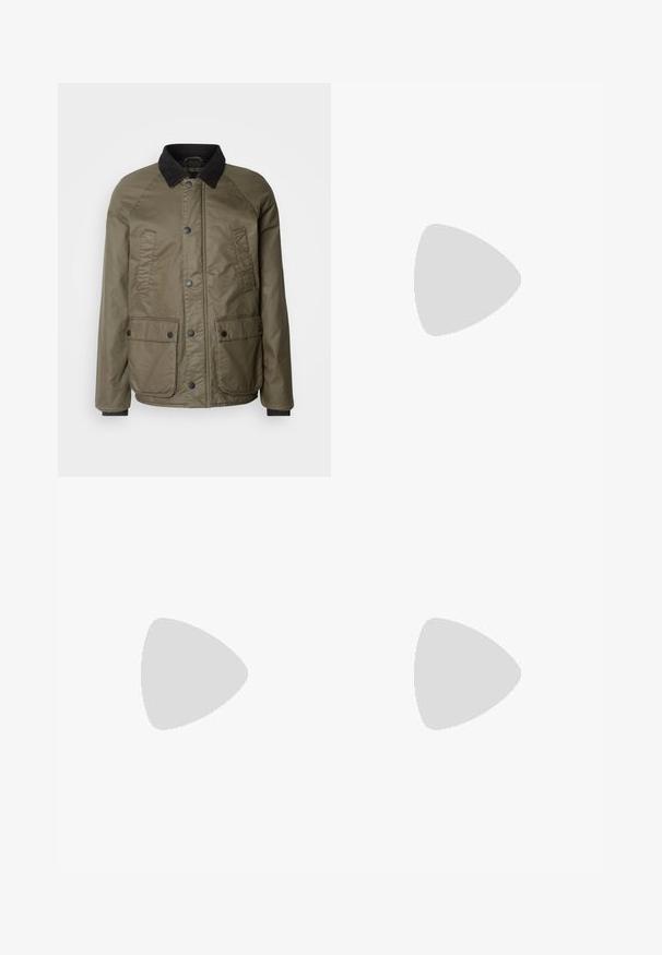 Abrigo verde oliva con un cuello de pana negro, cierre de botones, dos bolsillos frontales y un acabado de tela suave y texturizada.; Camiseta negra de manga larga, hecha de algodón, con escote redondo, corte holgado y puños acanalados. Textura suave sin patrones visibles.; Pantalones negros de tela suave, con un diseño de pierna recta, dos pliegues frontales y una cintura estándar con trabillas para el cinturón.; Mocasín de cuero negro con un acabado suave, que cuenta con un diseño de costura y un acento decorativo de cadena de metal en el empeine. Tacón plano.