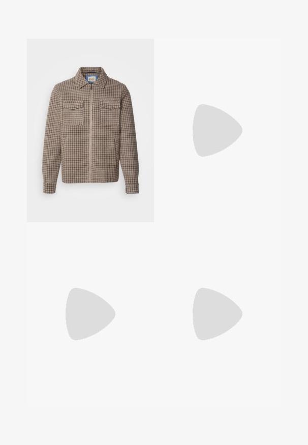 Giacca zip-up a quadri marrone e beige con due tasche sul petto e colletto a bavero, esposta su sfondo bianco.; Camicia bianca con bottoni, a righe verticali blu navy, maniche lunghe, taschino sul petto e colletto classico. Tessuto morbido con una vestibilità rilassata.; Jeans a zampa d'elefante in denim nero con lavaggio sbiadito, cinque tasche e cuciture a contrasto, caratterizzati da un'apertura gamba leggermente ampia.; Scarpa atletica grigia chiara con una tomaia in rete e suede. Presenta una soletta ammortizzata, sovrapposizioni pronunciate e un design strutturato.; Occhiali da sole in plastica nera con lenti verde scuro. Il design della montatura quadrata presenta dettagli argentati e un logo in rilievo sulla tempia.