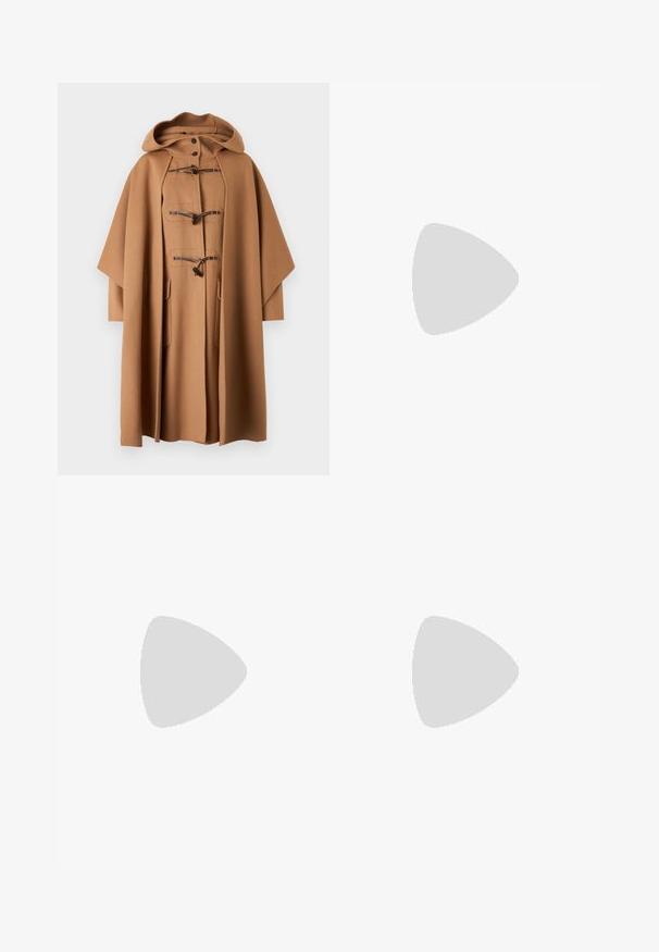 WEEKEND MaxMara NICO - Klassisk kappa / rock - cammello; Vit satin ärmlös t-shirt med rund halsringning och slät yta, med subtil lyster och rena kanter.; Svarta byxor i mjukt tyg med hög midja, vida ben, framfickor och klassiska bältesöglor. Inga sidofickor synliga.; Svart läderankelsko med spetsig tå och klack i blockform. Slät textur, minimalistisk design och högskuren silhuett.