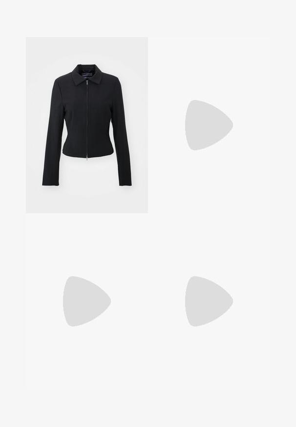 Weekday ZIP SUITING  - Tunn jacka - dark grey melange; Svart kortärmad topp gjord av stretchigt tyg, med en figursydd design och veckad detaljering på sidorna. Slät textur, klassisk form.; Svarta byxor med rak passform, utrustade med framfickor och sidoklyvningar vid fållen. Tillverkade av mjukt, slätt tyg. Lämpliga för olika tillfällen.; Svarta lackerade klacksandaler med fyrkantig tå, ankelremmar och silverfärgade spännen. Har en kraftig blockklack för stabilitet.