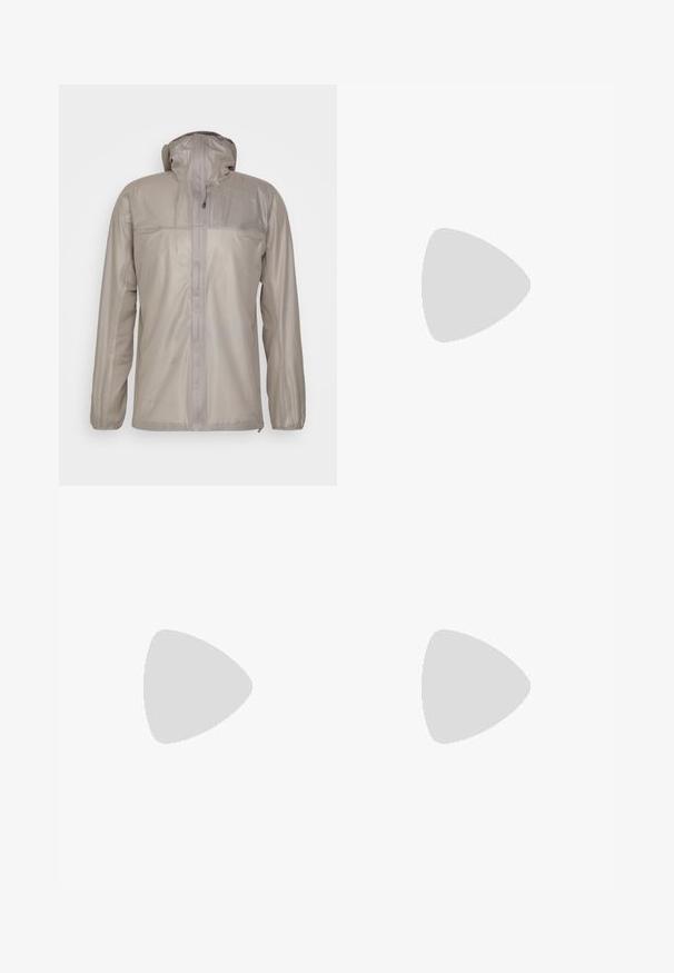Houdini THE ORANGE JACKET - Hardshelljacke - sandstorm; Weißes langärmliges T-Shirt aus Baumwolle mit Rundhalsausschnitt. Verfügt über ein kleines schwarzes Logo auf der Brust. Glatte Textur, reguläre Passform.; Schwarze Outdoor-Hosen aus glattem Stoff, mit seitlichen Reißverschlusstaschen, verstärkten Kniepartien und einem verstellbaren Bund mit Schnalle.; Schwarzer Sportschuh mit einer strukturierten, synthetischen Oberseite, gepolsterten Sohle und einem schnellen Schnürsystem. Verfügt über eine verstärkte Zehen- und Fersenkappe.