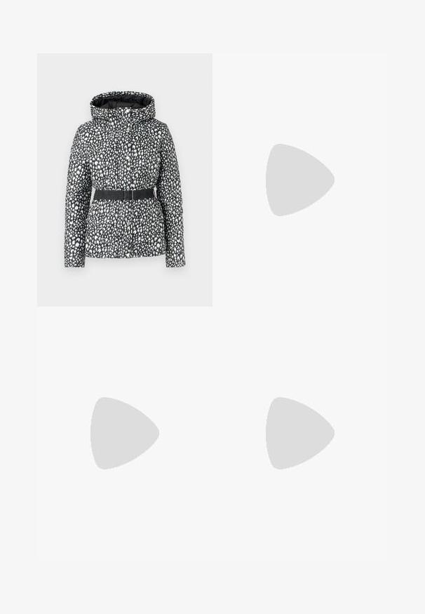 Kurtka puchowa z czarno-białym wzorem w kropki, wyposażona w kaptur, pasek w talii i zapięcie na zatrzaski. Gładka faktura.; Czarna bawełniana koszulka z krótkimi, podwiniętymi rękawami, okrągłym dekoltem i czerwoną metką. Gładka tekstura, dopasowany fason z minimalnymi detalami.; Czarne spodnie o szerokich nogawkach wykonane z bawełny, z wysokim stanem, dużymi bocznymi kieszeniami i paskiem w talii z akcentami w kolorze srebrnym.; Czarny skórzany botek za kostkę z szpiczastym noskiem, smukłym średnim obcasem i srebrnym zapięciem po boku na jednolitym tle.