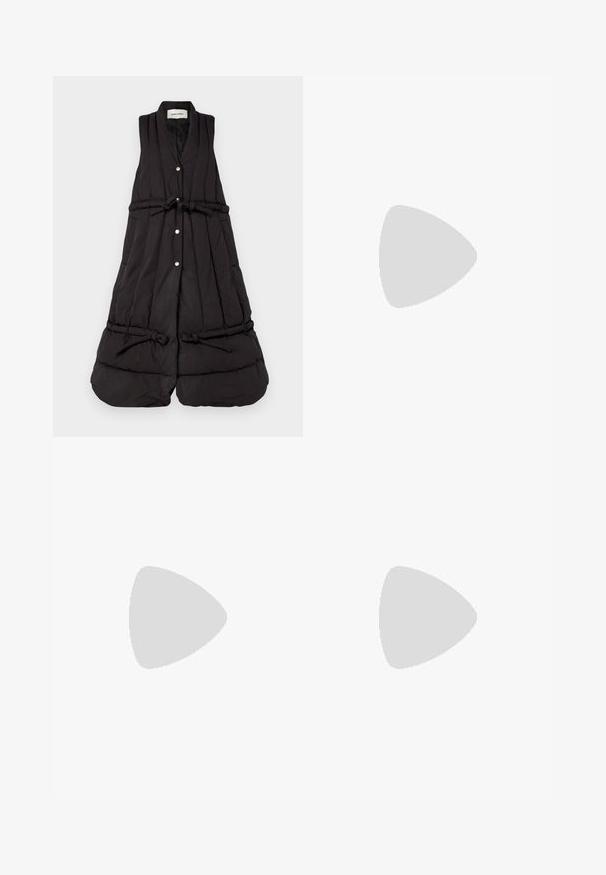 Henrik Vibskov PUFF VEST - Veste - black; Balta īsām piedurknēm T-krekls, izgatavots no ribota auduma. Apaļš izgriezums, regulāra piegriezuma un diskrēti šuvumu detaļas. Bez printiem vai grafikām.; Adīts balts midi svārki ar teksturētu rakstu, kas ietver vertikālas līnijas un izgriezumus pie apakšmalas. Elastīgs vidukļa jostasvads. Mīksts materiāls.; Melna ādas baleta kurpe ar noapaļotu purngalu, gludu tekstūru, minimālu šuvju detalizāciju un elastīgu zoles dizainu.; Bordo ādas rokas soma ar atloku, zeltītām detaļām, plecu siksnu un gludu virsmu. Kompakta, taisnstūrveida forma.