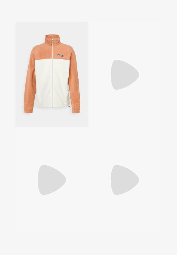 Columbia STEENS MOUNTAIN™ FULL ZIP - Forro polar - auburn; Pack de dos camisetas: una negra y una blanca. Ambas presentan mangas cortas y un logo circular en el pecho en un color contrastante. Material de algodón.; Pantalones cargo en verde oliva, fabricados en algodón, con un diseño de pierna ancha, pliegues y bolsillos laterales para mayor utilidad.; Zapatillas deportivas en blanco y negro con parte superior de malla, acentos texturizados y cordones blancos. Combinadas con calcetines tobilleros blancos y pantalones cortos de color navy en un sendero.