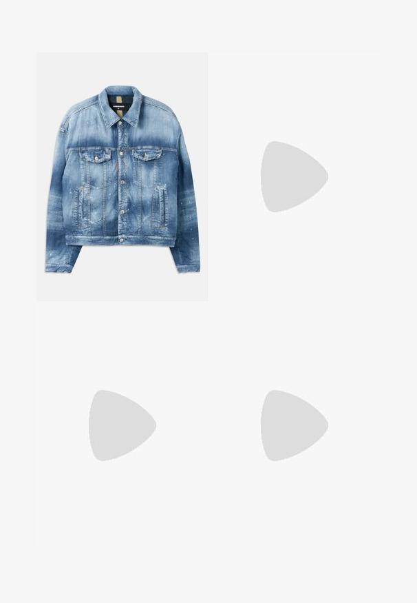 Denimjack, lichtblauw met een gradient effect. Beschikt over twee borstzakken, metalen knopen en verfspatten. Klassieke kraag en rechte pasvorm.; Rode turtleneck trui van zachte gebreide stof. Met ribgebreide kraag en mouwen, een ontspannen pasvorm en naadloze schouders.; Navy wijde pantalons met plooien, gemaakt van zacht materiaal. Heeft een soepele tailleband en een eenvoudige uitstraling voor veelzijdig gebruik.; Emporio Armani Sandalen - blue