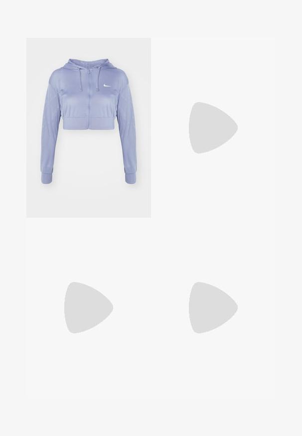 Sudadera corta de color púrpura claro con un diseño de malla texturizada, cremallera frontal, capucha con cordón y puños elásticos, que presenta un pequeño logo blanco.; Camiseta de algodón blanca con cuello redondo y mangas cortas. Presenta un pequeño logotipo negro de Nike en el pecho. Diseño sencillo y sin adornos.; Pantalones deportivos blancos de pierna ancha con una cinturilla acanalada y un sutil detalle de logo. Tela suave con un ajuste relajado y dobladillo ajustado.; Zapatillas blancas con acentos durazno, parte superior de cuero suave, punta perforada, suela texturizada y cordones. Usadas con calcetines blancos hasta la mitad en una superficie azul.