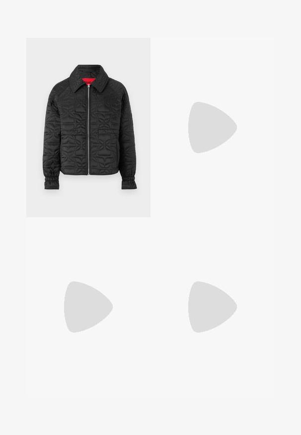 Svart vadderad jacka med dragkedja fram, med krage, elastiska ärmslut och präglade blommönster över hela. Röd inneretikett.; Ljus krämfärgad tröja med rund hals, långa ärmar, ribbat nederkant och en mjuk struktur. Inga mönster eller synliga hårdvarudetaljer.; Svarta vida byxor i bomull med hög midja, stora sidofickor och bälte med silverdetaljer.; Svarta läderloafers med en kraftig gummisula. Har ett spännarliknande accent och sydda detaljer längs överdelen. Platt klack.