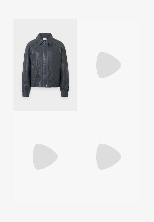 Donkergrijze leren jas met een kraag, ritszakken en elastische manchetten. Structuurovervlak met een licht kortere snit.; Gekorte button-up shirt met blauw-witte verticale strepen en een gestructureerde afwerking, spitse kraag en enkelvoudige knopen bij de manchetten.; Denim shorts met een hoge taille, in een donkerblauwe kleur. Kenmerken zijn de klassieke vijf-pocket stijl, rechte pasvorm en omgeslagen zoom. Van katoen.; Bruine leren bootsschoen met gouden oogjes, ronde veters en een gestructureerde bruine rubberen zool. Kenmerkt zich door gestikte details en een verhoogd logo.