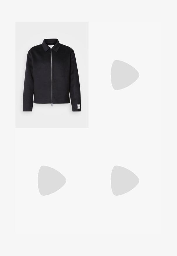 Veste noire avec un col, fermeture éclair à l'avant et coupe carrée. Fabriquée en tissu doux, avec un petit étiquette sur la manche gauche.; T-shirt en coton blanc à manches courtes, col rond, avec un logo CK noir sur la partie gauche de la poitrine, coupe standard, texture lisse.; Pantalons en coton noir avec une coupe droite, dotés d'une fermeture à bouton et de passants de ceinture. Texture lisse et style minimaliste sans motifs visibles.; Baskets de sport noires avec une tige en cuir dotée de perforations, des accents en daim et une semelle en caoutchouc blanc. Design classique à lacets.