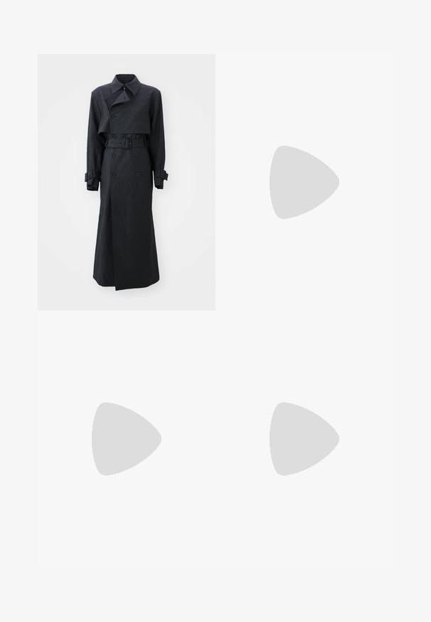 Han Kjøbenhavn Trenčkot - anthracite black; Biela košeľa s dlhým rukávom, golierom, predným zapínaním na gombíky, dvoma vreckami na hrudi, rovnými lemami a mierne rozšírenými rukávmi vyrobená z hladkej látky.; Tmavomodré denimové nohavice s širokými nohavicami a vysokým pásom, s piatimi vreckami, kontrastným prešívaním a striebornými kovovými doplnkami. Hladká textúra a čisté prevedenie.; Čierne semišové tenisky s bielymi akcentmi, so zlatým logom. Nosené s svetlomodrými denimovými džínsy a položené na textúrovanej modrej ploche.