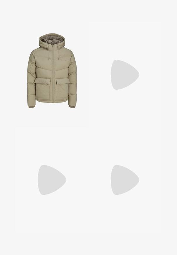 Beige pufferjakke med en tætsiddende hætte, lynlås foran og to store frontlommer. Har quiltet tekstur og elastiske manchetter.; To polo skjorter: en marineblå og en hvid, begge med en lille rød, hvid og blå detalje på brystlommen og kraven.; Mørkeblå denim jeans med slim fit, subtil falming, fem lommer og metalknaplukning. Syede detaljer i kontrastfarve.; Hvide atletiske sko lavet af syntetisk materiale. Har en glat overflade, rund tå, snørebåndsdesign og stribede detaljer på siderne.