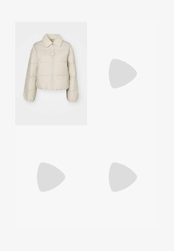 Veste matelassée beige avec un col en fausse fourrure, fermeture éclair sur le devant et design matelassé. Présente des poignets côtelés et une silhouette courte. Étiquette de marque visible.; T-shirt blanc court en tissu côtelé. Présente un col rond et des manches courtes. Logo "cK" brodé noir sur la poitrine.; Jean en denim bleu clair avec taille haute, coupe slim et longueur cheville. Comprend des poches avant, des passants de ceinture et une fermeture à bouton en métal.; Baskets plateformes blanches avec une tige en synthétique lisse, des lacets ton sur ton et un logo noir. La semelle en caoutchouc surélevée présente des rainures horizontales pour une meilleure adhérence.