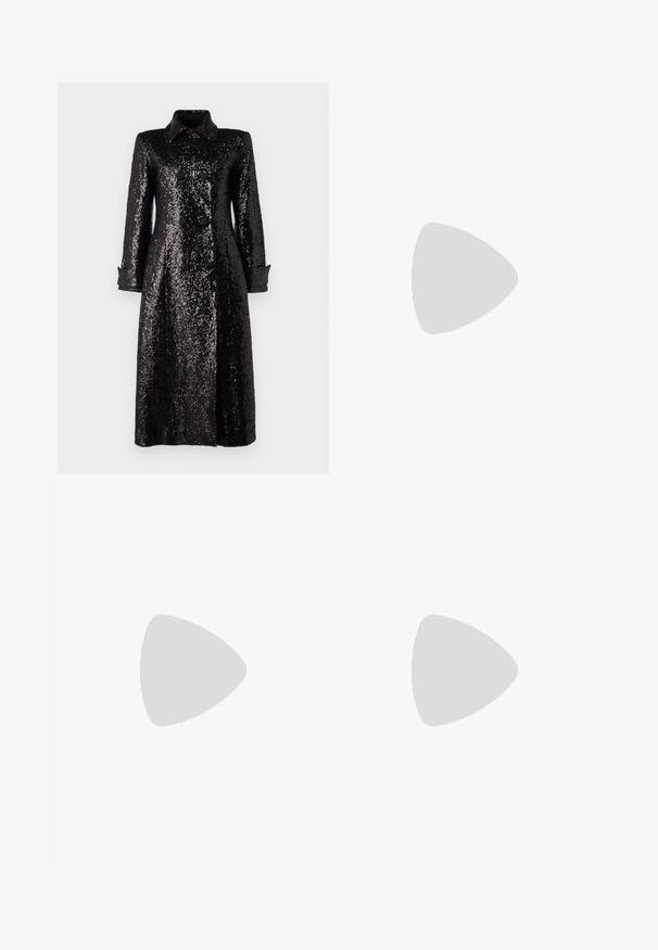Cappotto nero di paillettes con colletto, maniche lunghe e polsini con bottoni. La texture lucida è uniforme e scintillante su tutto il capo.; Top a halter nero con silhouette aderente, realizzato in tessuto a costine. Presenta un collo alto e un design senza cuciture con una texture liscia.; Pantaloni neri a gamba larga con una texture liscia, dotati di una vita alta e pieghe centrali. Nessun motivo visibile o dettagli in metallo.; Scarpe col tacco alto in pelle verniciata nera con punta quadrata, cinturino alla caviglia e tacco chunky. Include dettagli perforati lungo il bordo.