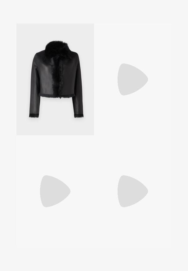 STUDIO ID CROPPED SHEARLING JACKET - Lederjacke - black; Metallisch goldene ärmellose Bluse mit tiefem Ausschnitt. Glatte Textur, figurbetontes Design und eine weiche Innenauskleidung.; Schwarze maßgeschneiderte Hose mit geradem Bein, zwei vorderen Taschen, einem Knopfverschluss und unteren Falten vorne. Glatte Stofftextur.; Schwarze Leder-Stiefelette mit glatter Textur, spitzem Fuß und klobigem hohen Absatz. Verfügt über eine seitliche Öffnung und ein minimalistisches Design.
