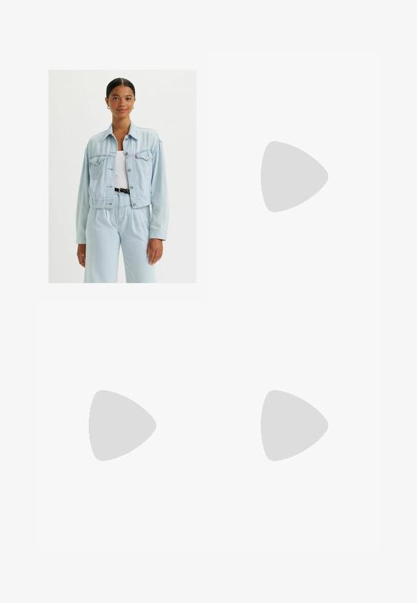 Chaqueta de denim azul claro con un corte cropped, cierre de botones y dos bolsillos en el pecho. Presenta un cuello clásico y una textura suave.; Top blanco sin mangas con cuello estructurado y plisado, y un torso ajustado. Confeccionado en un tejido suave con una textura lisa.; Dos pares de leggings ajustados: uno en tela negra acanalada y el otro en blanco liso. Ambos cuentan con cinturillas elásticas y diseños sin costuras.; Zapato de tacón puntiagudo de cuero negro con tira en el tobillo y tacón ancho. Textura plana, diseño elegante y estética minimalista.