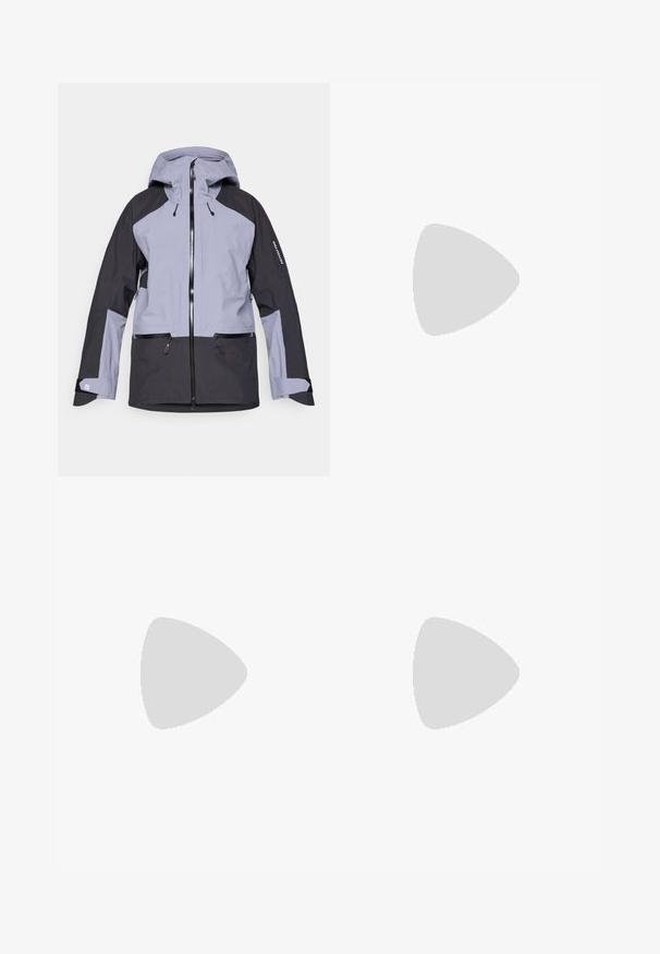 Casaco impermeável bicolor em cinza e preto com capuz, fecho de correr na parte da frente, bolsos laterais com fecho éclair e tiras ajustáveis nos pulsos.; T-shirt preto de manga curta feito de um tecido leve. Apresenta um pequeno logo branco ao lado esquerdo do peito e detalhes subtis nos ombros.; Calças atléticas pretas feitas de tecido leve, com um cós ajustável por cordão, bolsos laterais e punhos afunilados nos tornozelos.; Sapatilha de trail running preta com um upper texturizado, sola de borracha e biqueira reforçada. Possui um colarinho acolchoado e uma alça para facilitar o calçar.