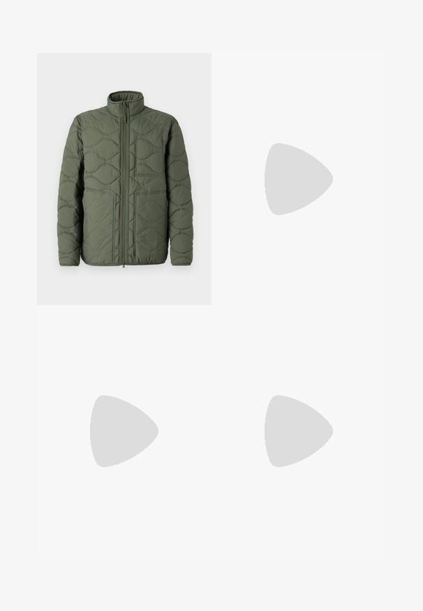 Jachetă puffer verde măslin cu guler înalt, textură matlasată, închidere frontală cu fermoar și două buzunare mari, înclinate.; Tricou din bumbac, alb, cu gât rotund. Are o etichetă mică neagră pe piept. Mâneci scurte și un design lejer.; Pantaloni verzi măslinii dintr-un material amestecat de bumbac, având fermoar la braguă, închidere cu nasture și buzunare laterale. Design cu picioare drepte și textură netedă.; Adidași albi și negri, cu un superior din piele netedă, accente texturate și o talpă albă groasă. Prezintă un design clasic cu șireturi.