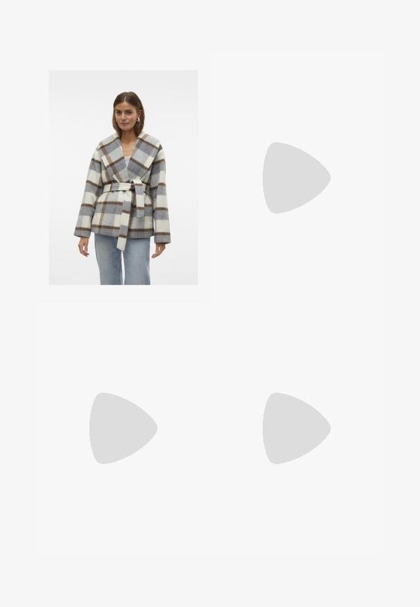 Cappotto avvolgente in misto lana con ampio colletto a scialle, caratterizzato da un motivo a quadri grigi, bianchi e marroni, cintura in vita con fiocco e maniche lunghe.; Blusa bianca a maniche lunghe con colletto a stand, pieghe verticali sul davanti, chiusura con bottoni e polsini rifiniti in pizzo.; Gonna a scacchi bianca e nera con un tessuto testurizzato, caratterizzata da una vita nera e una silhouette aderente.; Stivali neri in pelle fino al ginocchio con punta squadrata, tacco affusolato e dettaglio a cucitura verticale lungo il fusto esterno. Texture liscia.